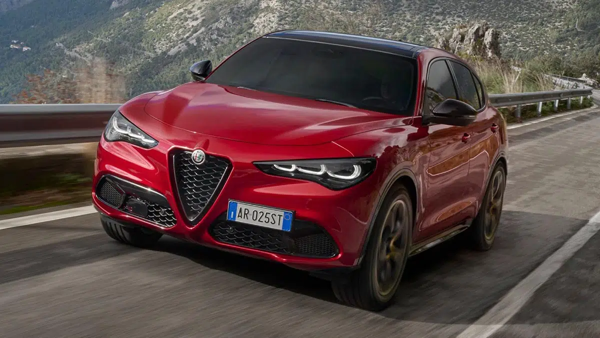 Vista frontal del Alfa Romeo Stelvio Intensa 2025 con parachoque rediseñado y aspecto poderoso