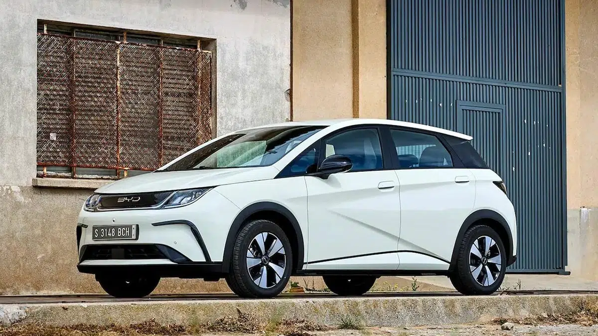Perfil lateral de la BYD Dolphin 2025 con llantas aerodinámicas y línea de techo descendente