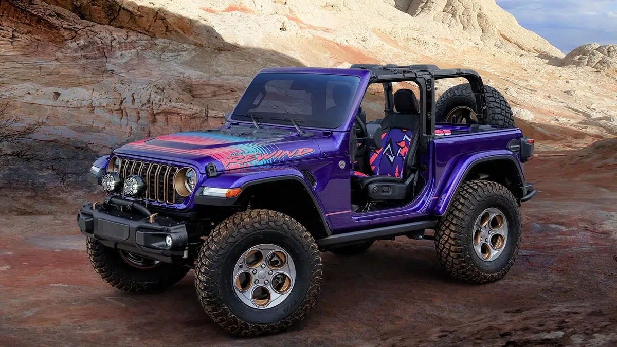 Perfiles del Jeep Rewind Concept 2025 con carrocería morada y diseño retro inspirado en los años 90