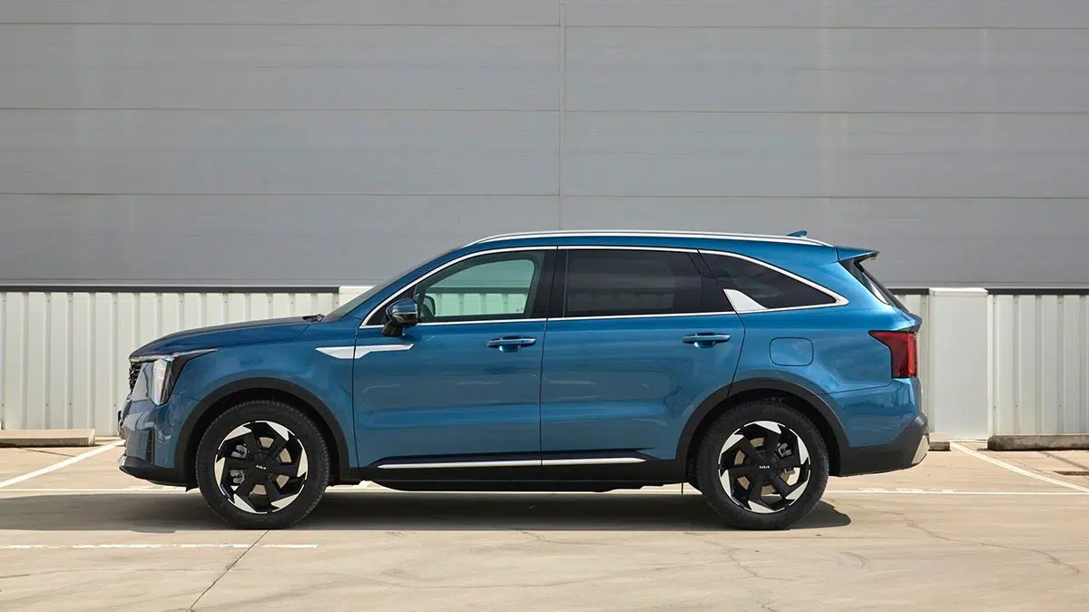  KIA Sorento HEV 2025 vista lateral con diseño modernizado y proporciones equilibradas