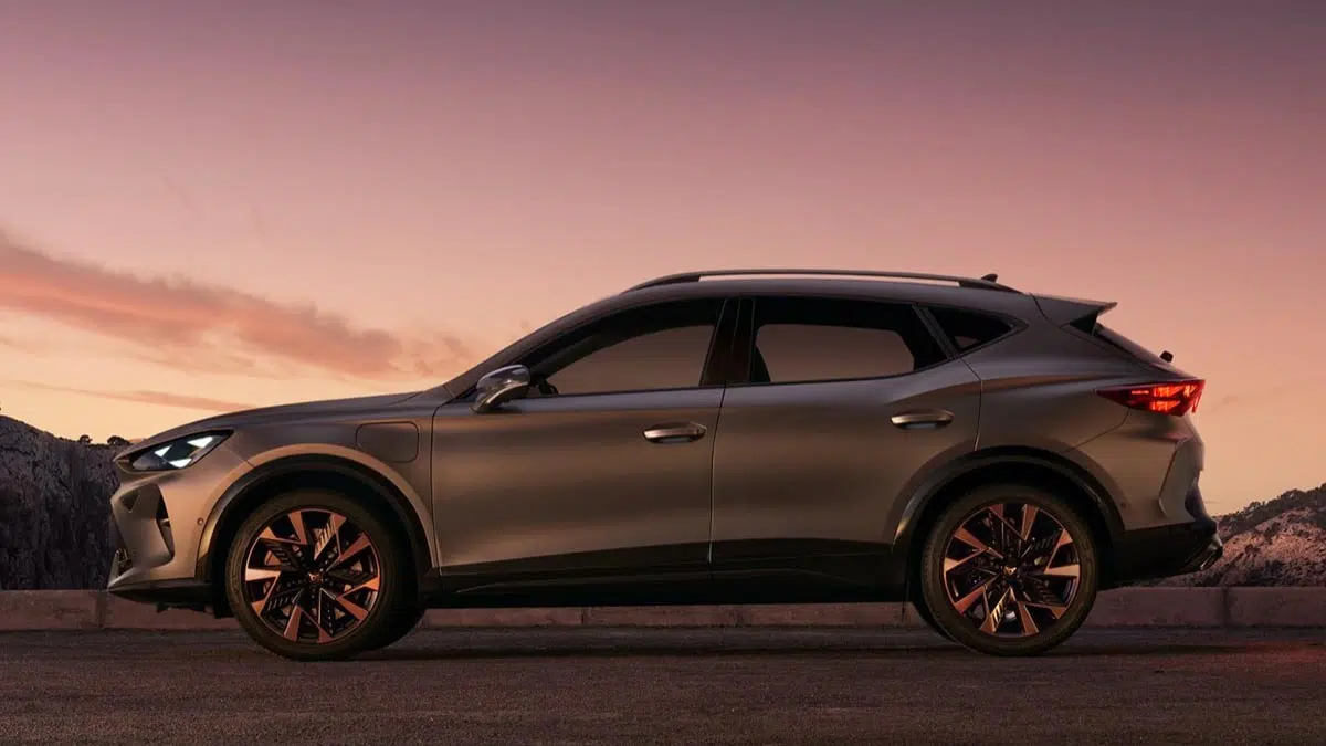 Perfil del Cupra Formentor e-Hybrid 2025 con diseño deportivo, llantas de aleación y líneas afiladas