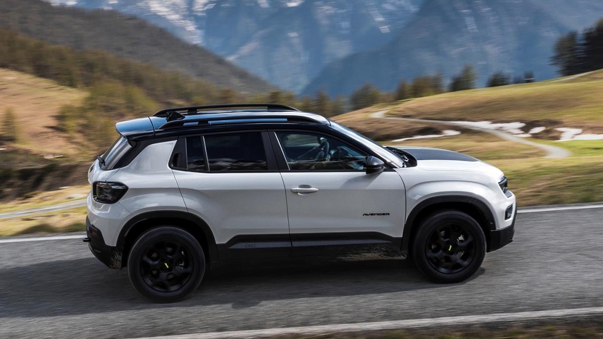 Vista lateral del Jeep Avenger 4xe 2025, SUV compacto híbrido enchufable con tracción integral.