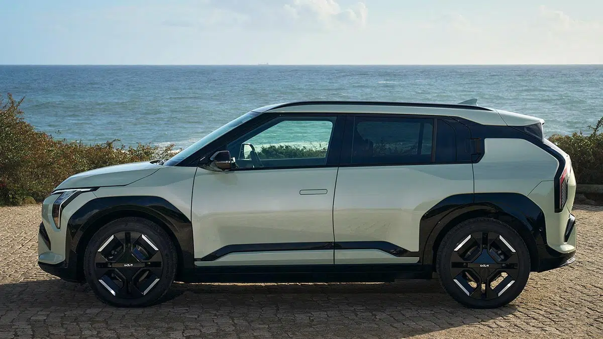 Perfil del Kia EV3 2025 con silueta compacta, llantas aerodinámicas y línea de techo