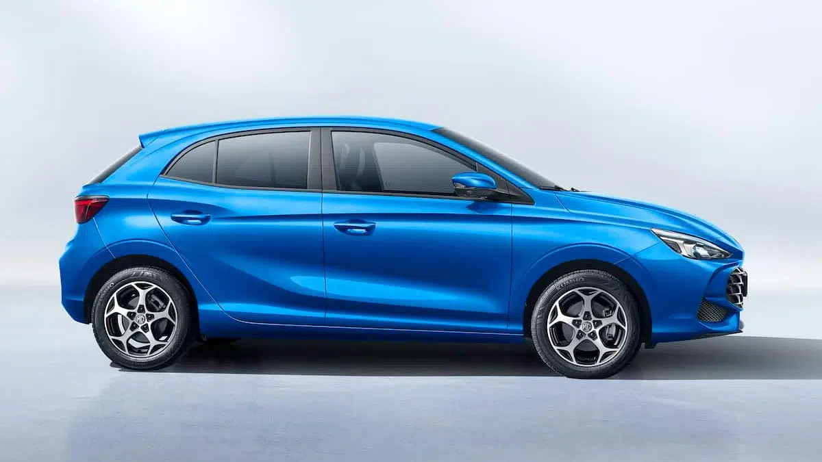 Perfil lateral del MG3 Hybrid+ 2025, línea fluida y llantas de aleación en un compacto