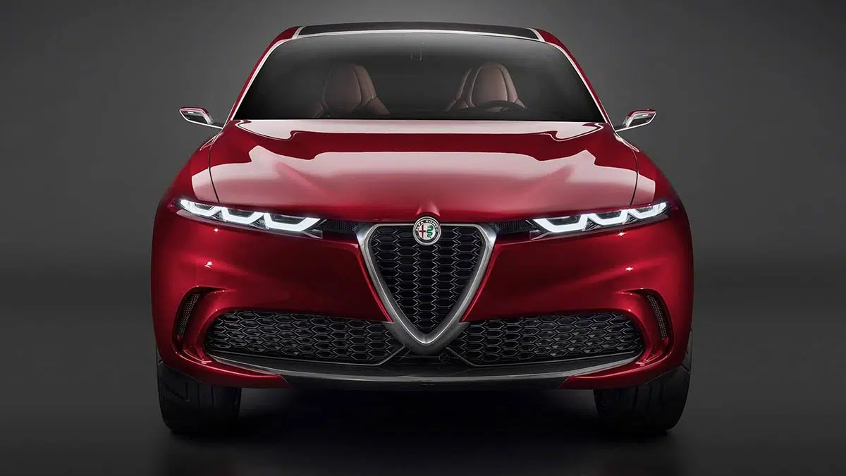 Alfa Romeo Tonale 2025 vista frontal con luces LED, parrilla trilobulada y estilo deportivo