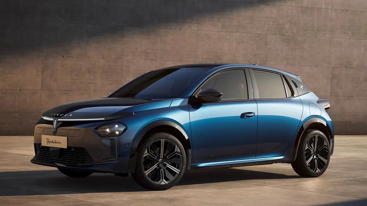 Profil de la Lancia Ypsilon 2025 montrant ses courbes compactes et ses jantes au design élégant