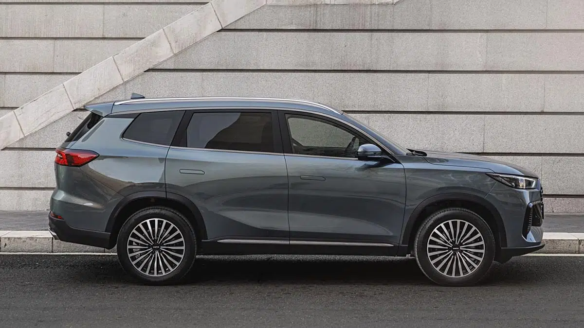 Vista exterior del Ebro S800 PHEV 2025, SUV de 7 plazas híbrido enchufable ensamblado en Barcelona