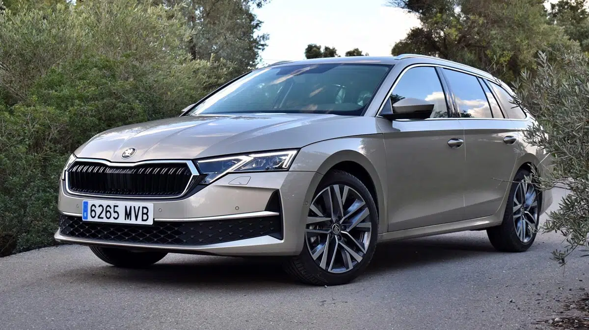 Frente del Skoda Octavia Combi 2025 con faros LED y parrilla cromada
