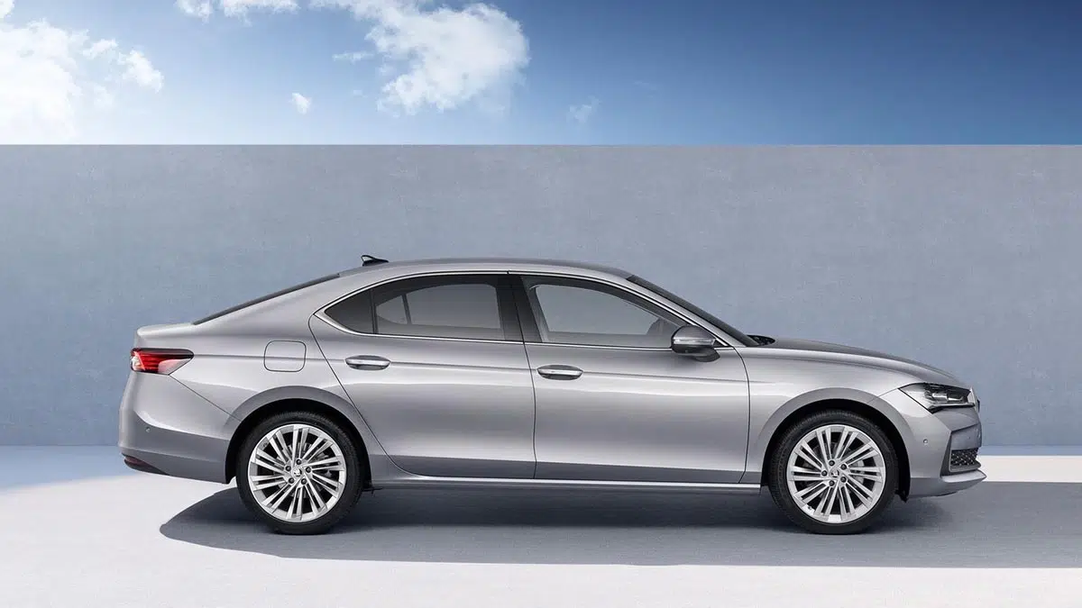 Perfil lateral Skoda Superb 2025 con silueta alargada, llantas aerodinámicas y línea de techo fluida