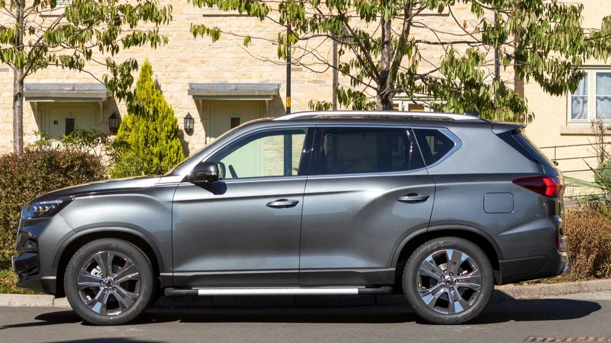 Vista lateral del KGM Rexton 2025, SUV de 7 plazas con diseño robusto y silueta todoterreno
