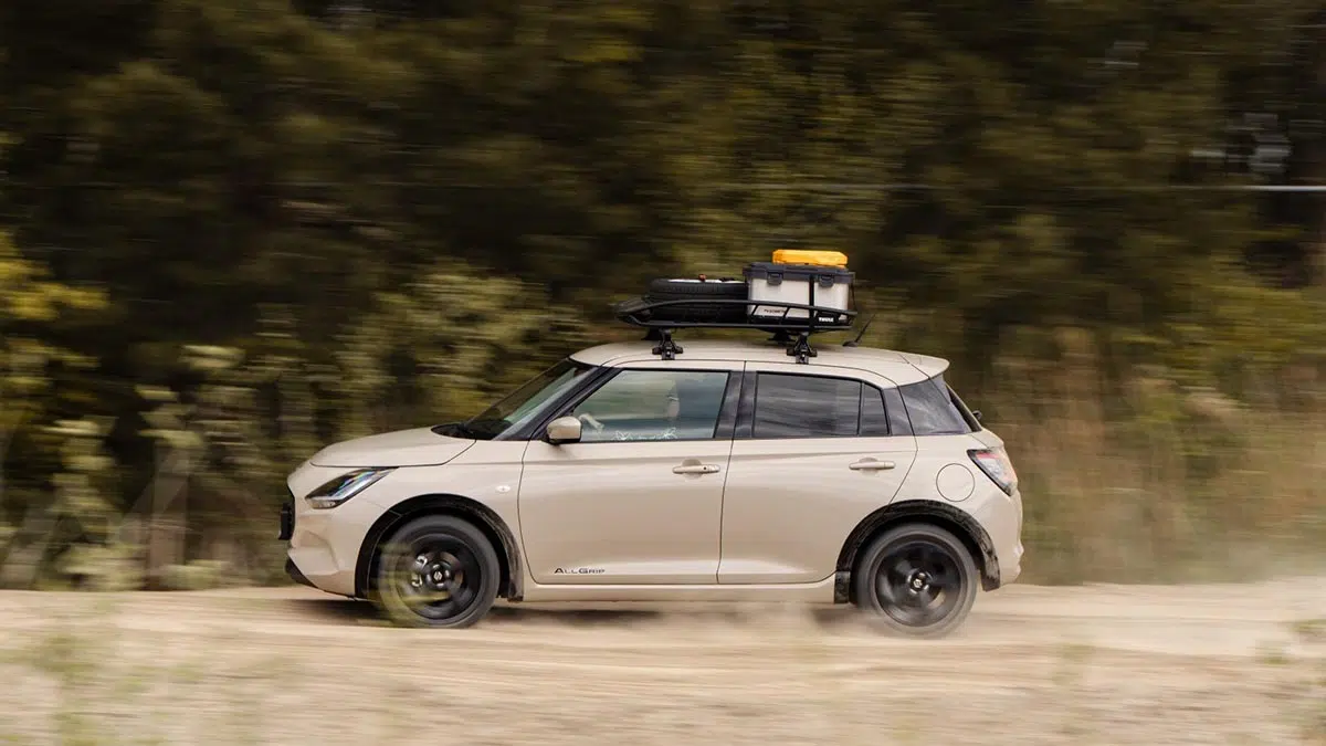 Suzuki Swift AllGrip FX 2025 sur chemin de terre, citadine 4x4 compacte