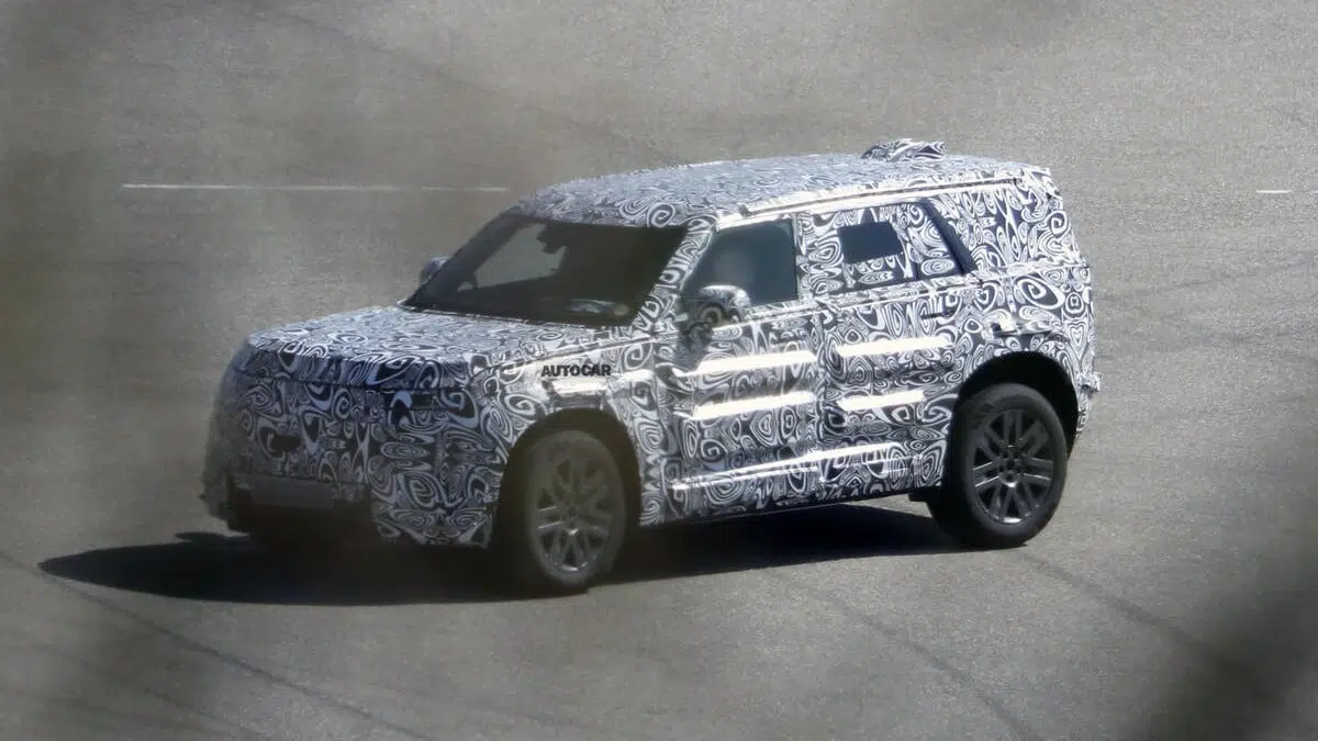Vista frontal del prototipo camuflado del futuro Land Rover Baby Defender con líneas robustas