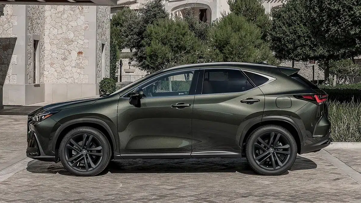 Perfil lateral del Lexus NX 450h+ 2025 con llantas de aleación y líneas fluidas de SUV premium