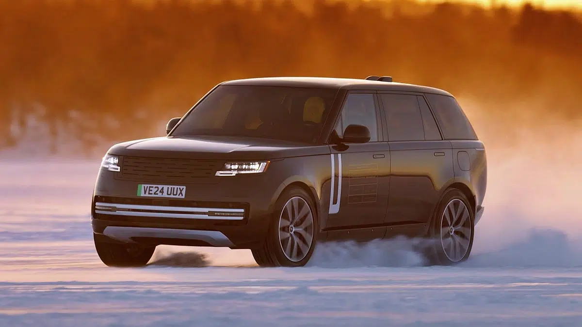 Vista lateral del Range Rover Eléctrico 2025, SUV de lujo con líneas imponentes
