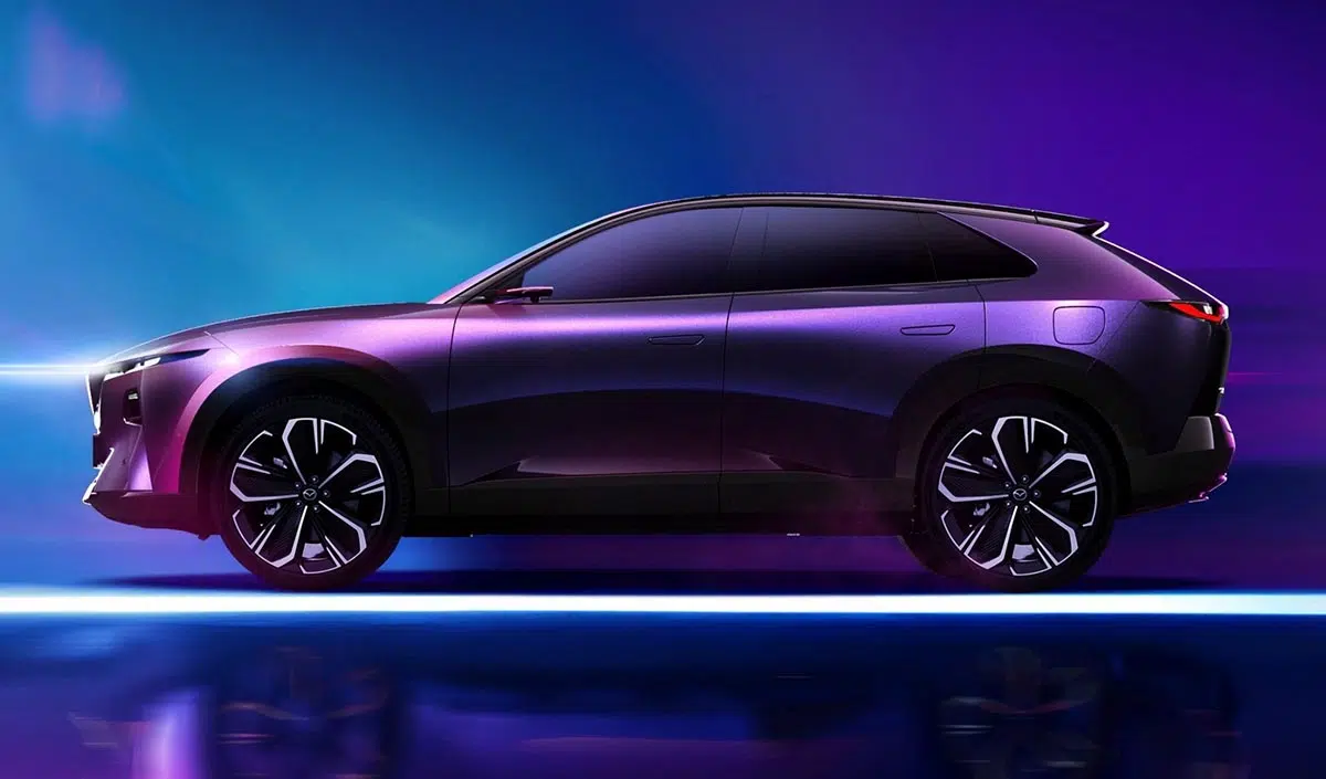 Perfil lateral del Mazda CX-6e SUV eléctrico 2025 con línea fluida y manijas empotradas