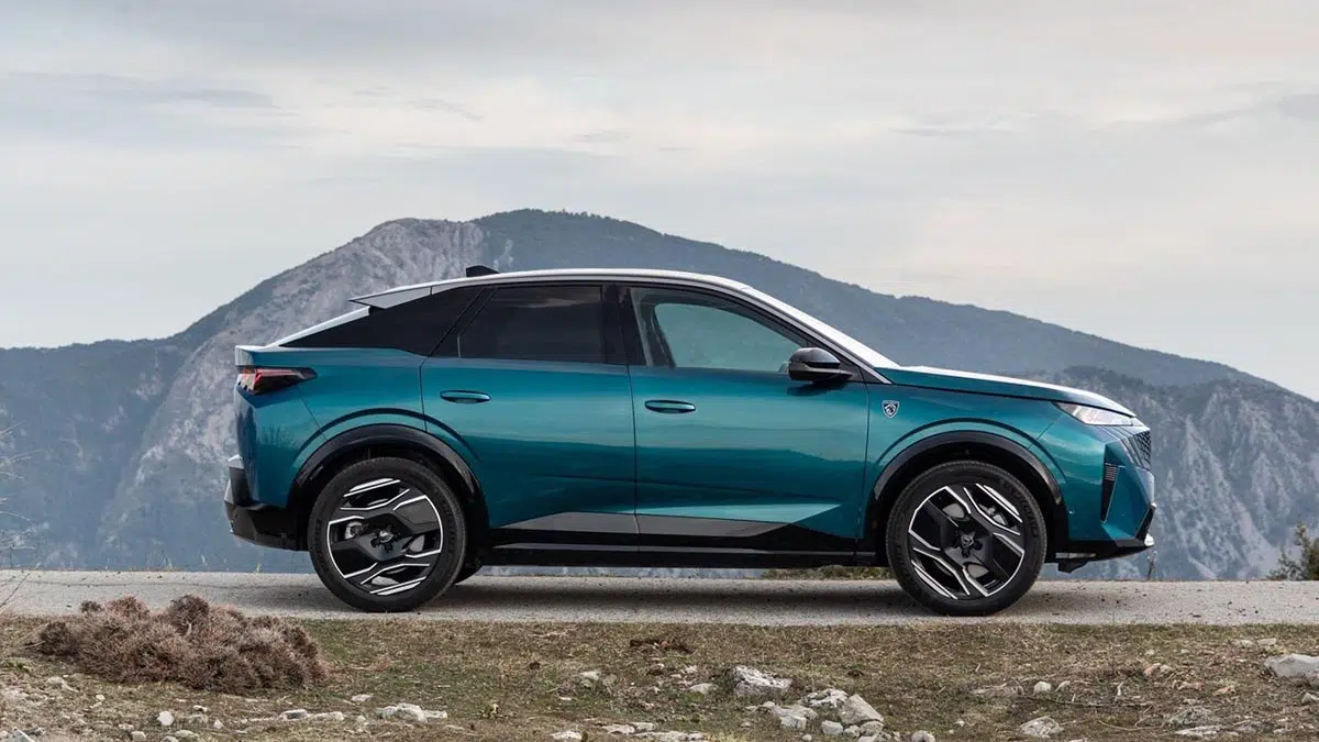 Perfil lateral del SUV eléctrico Peugeot e-3008 Fastback 2024 con llantas de 19 pulgadas