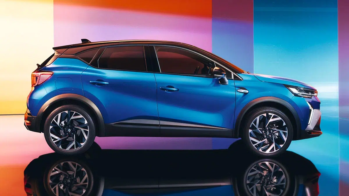 Vue latérale du Renault Captur E-Tech full hybrid 2025 avec design compact et lignes dynamiques