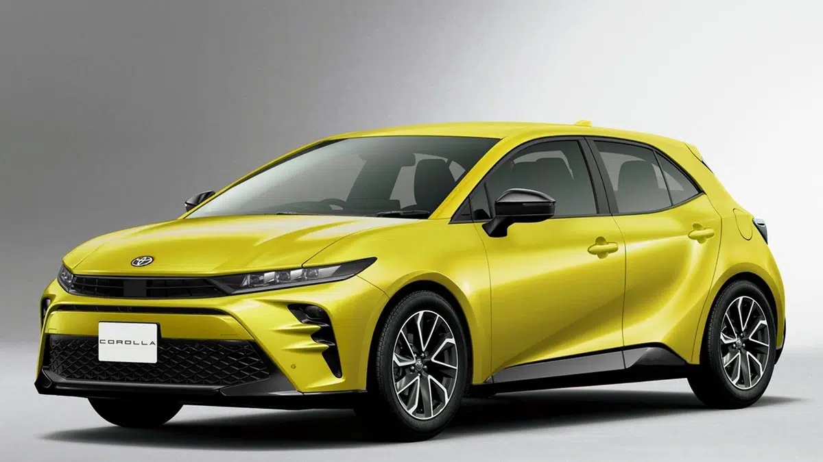 Toyota Corolla 2026 versión compacta con frontal rediseñado y faros LED alargados
