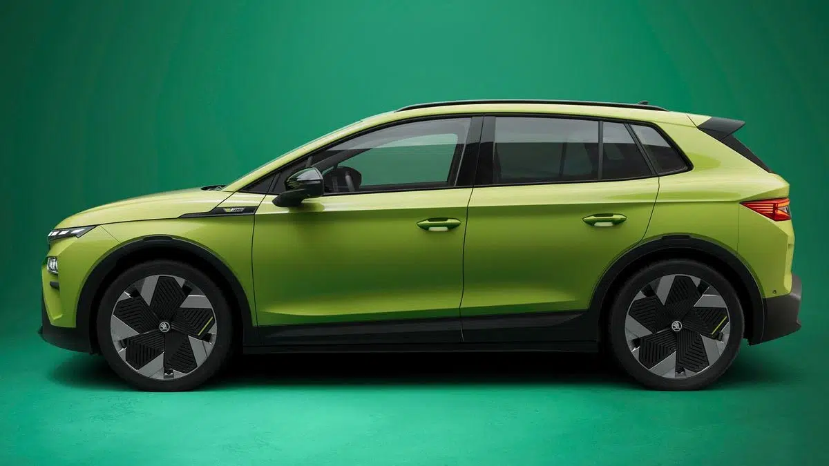 Profil latéral du Škoda Elroq vRS avec jantes sport et lignes tendues