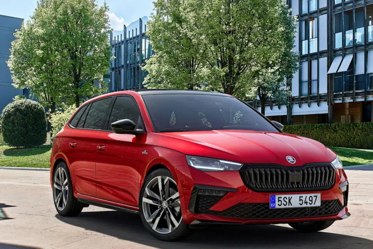 Vista delantera Skoda Scala Monte Carlo 2025 con parrilla negra, faros LED y aspecto deportivo