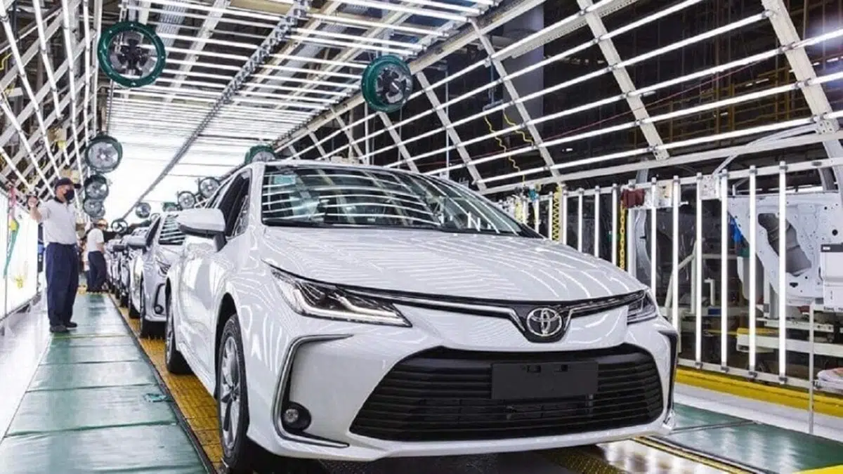Cadena de producción de Toyota ensamblando coches eléctricos con robots industriales
