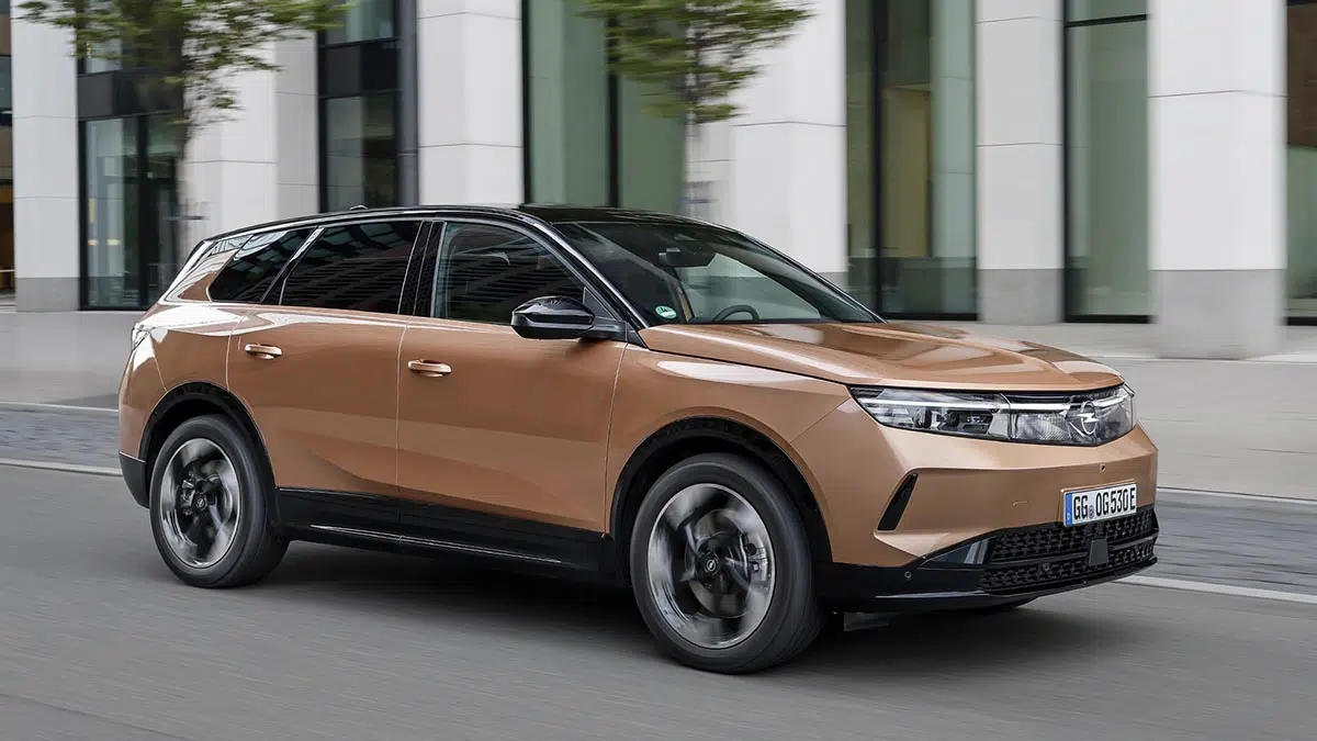 Vista lateral del Opel Grandland EV 2025, SUV 100 % eléctrico con diseño robusto