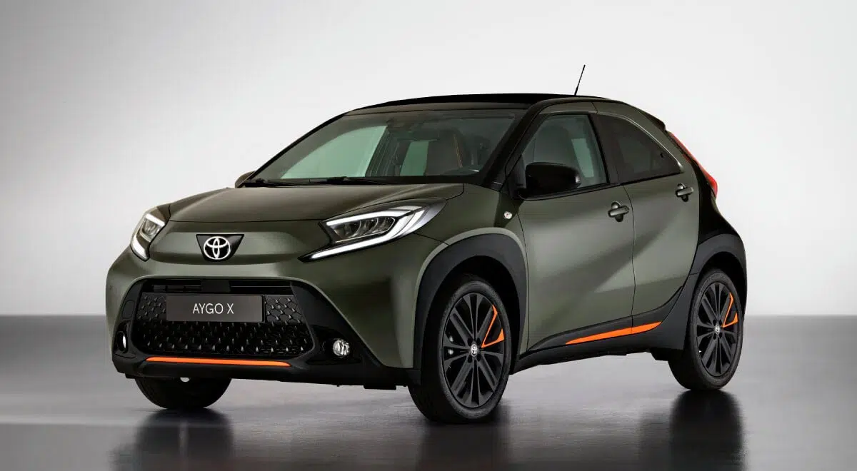 Frente del Toyota Aygo X Cross 2025 con parrilla trapezoidal, faros LED y diseño robusto