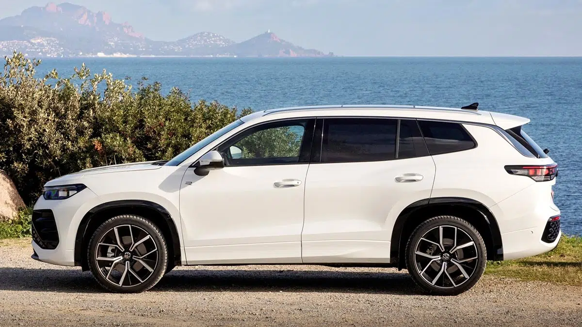 Profil latéral du Volkswagen Tayron eHybrid 2025, SUV familial à ligne fluide et jantes aérodynamiques