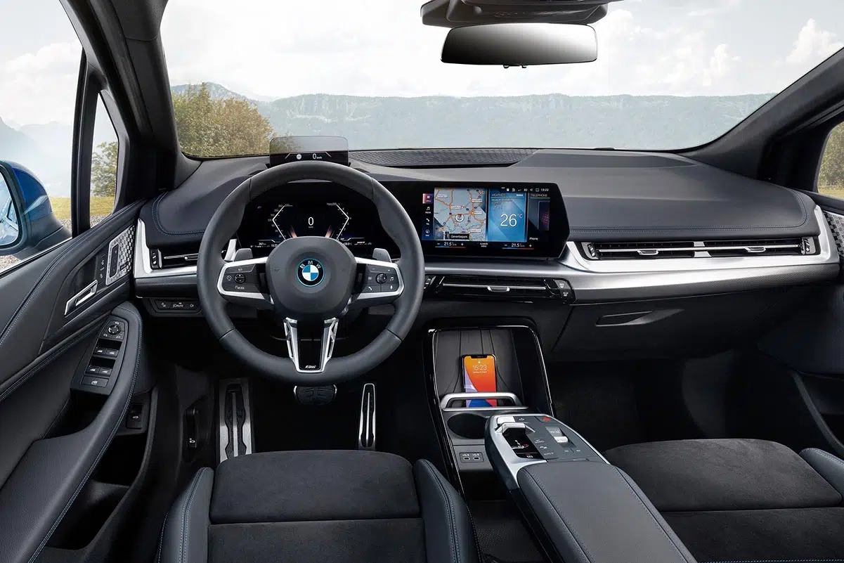 Tablero del BMW Serie 2 Active Tourer híbrido enchufable, con doble pantalla curva BMW Curved Display.