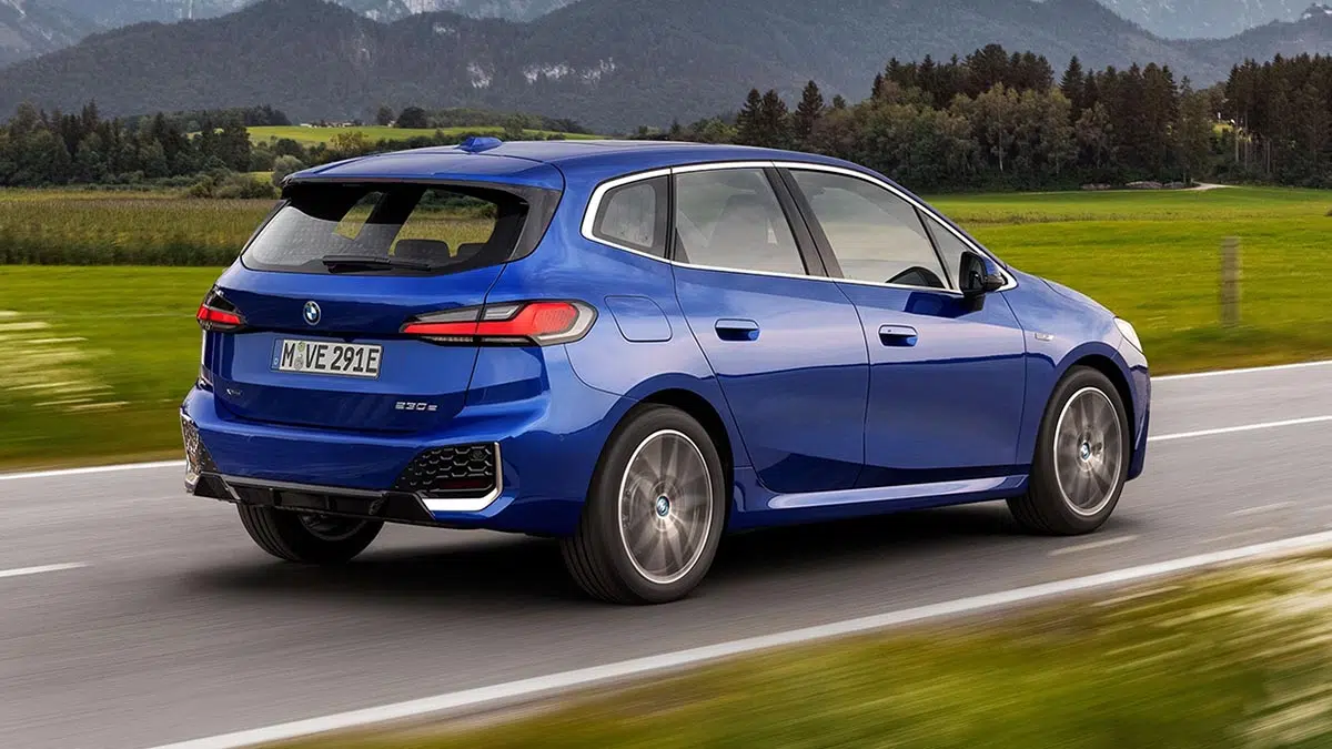 Vista trasera del BMW Serie 2 Active Tourer 225e PHEV, con luces LED horizontales y portón motorizado.