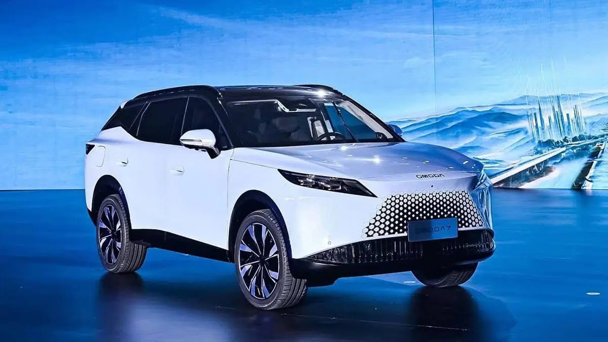 Vista frontal del Omoda 7 con firma lumínica LED, parrilla hexagonal negra y luces diurnas en forma de boomerang.