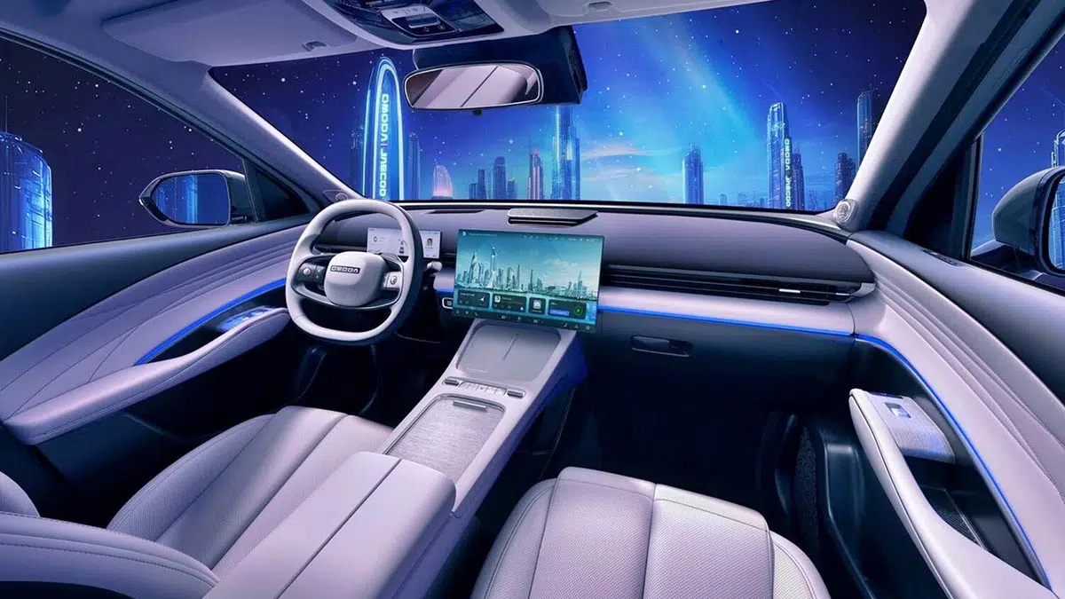 Interior del Omoda 7 con doble pantalla curva, volante multifuncional y consola central flotante.