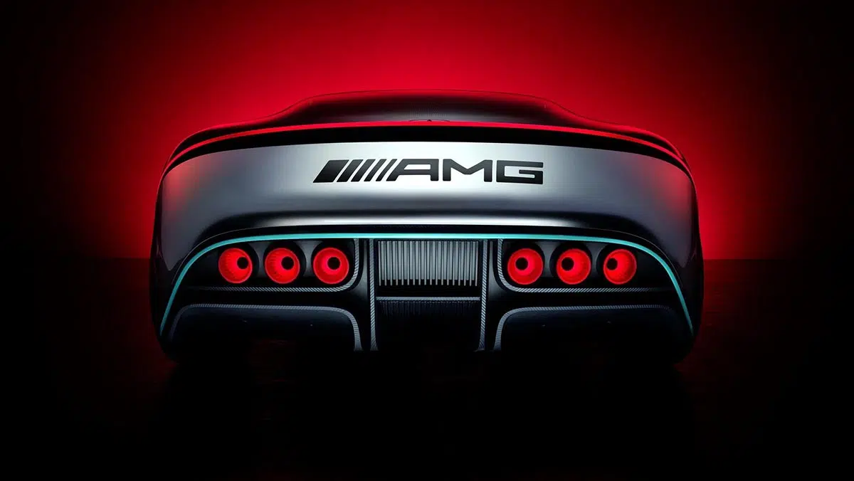 Vista trasera de un vehículo concepto AMG eléctrico, con amplio difusor y curvas pronunciadas.