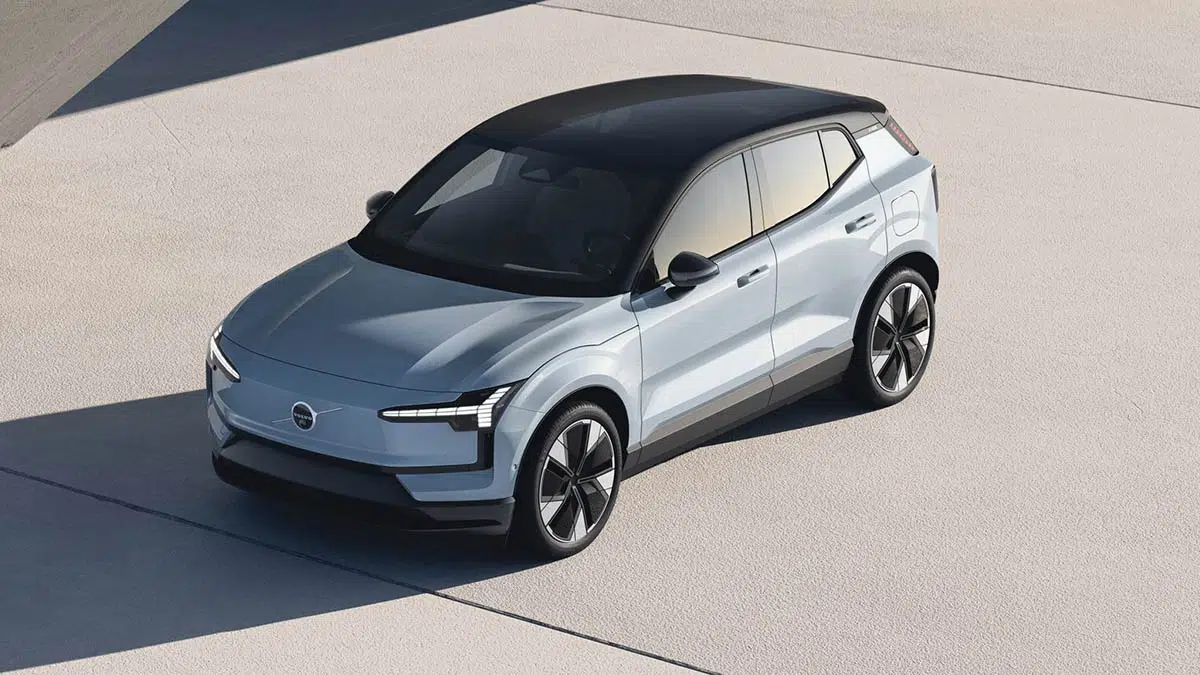 Vista frontal del Volvo EX30 Premium Edition con firma LED 'martillo de Thor' y parrilla cerrada.