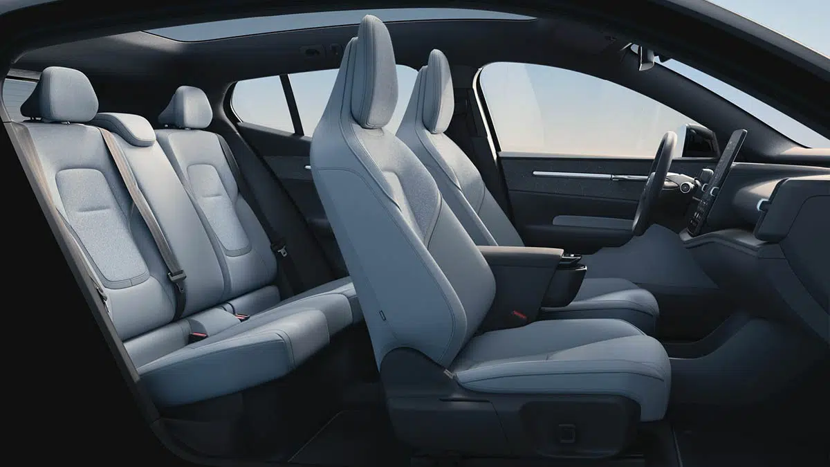 Asiento trasero del Volvo EX30 con reposacabezas para tres personas, tapicería de textil reciclado y reposabrazos central.
