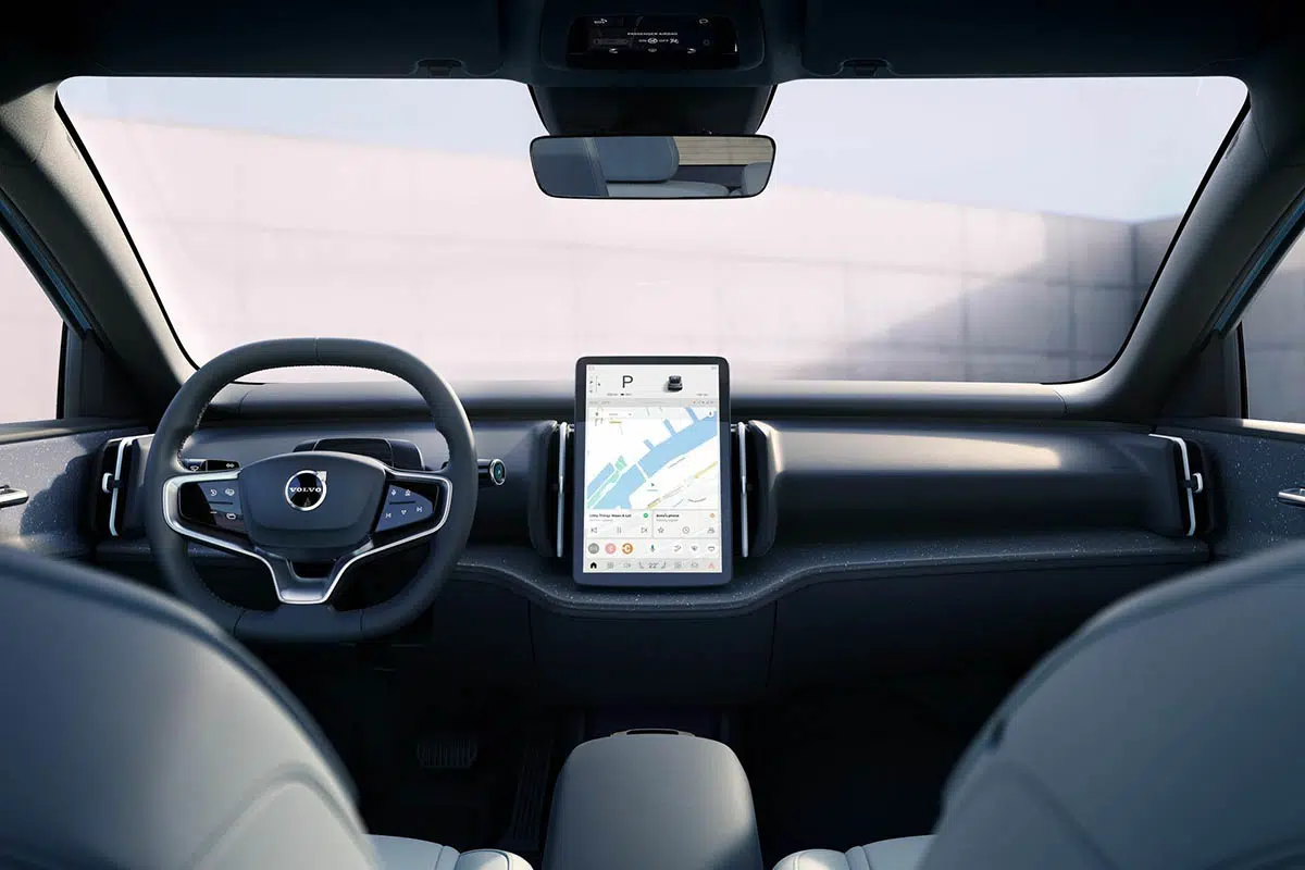 Interior del Volvo EX30 Premium Edition con pantalla central de 12,3”, volante de dos brazos y acabados reciclados.