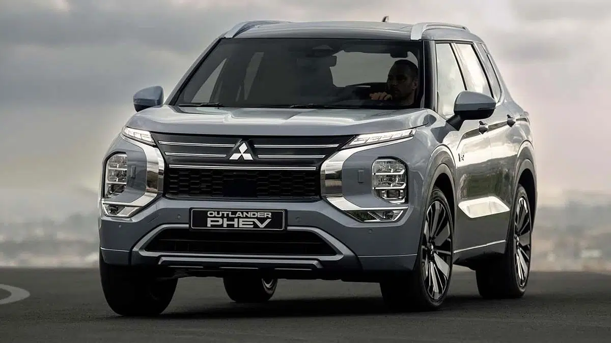 Frente del Mitsubishi Outlander PHEV 2025 con parrilla Dynamic Shield y firma LED vertical.