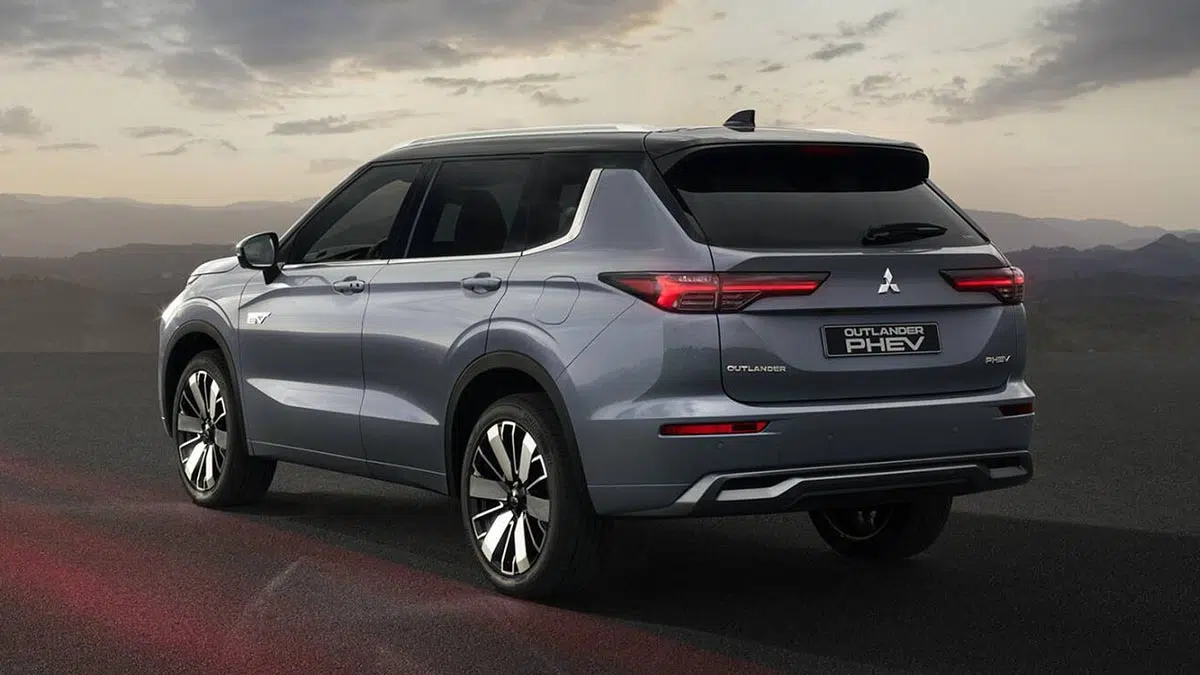 Vista trasera del Mitsubishi Outlander PHEV 2025 con luces horizontales y distintivo PHEV visible.