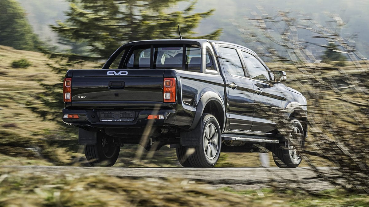 Vista trasera del pick-up EVO Cross4 con la caja abierta, luces verticales y parachoques trasero cromado.