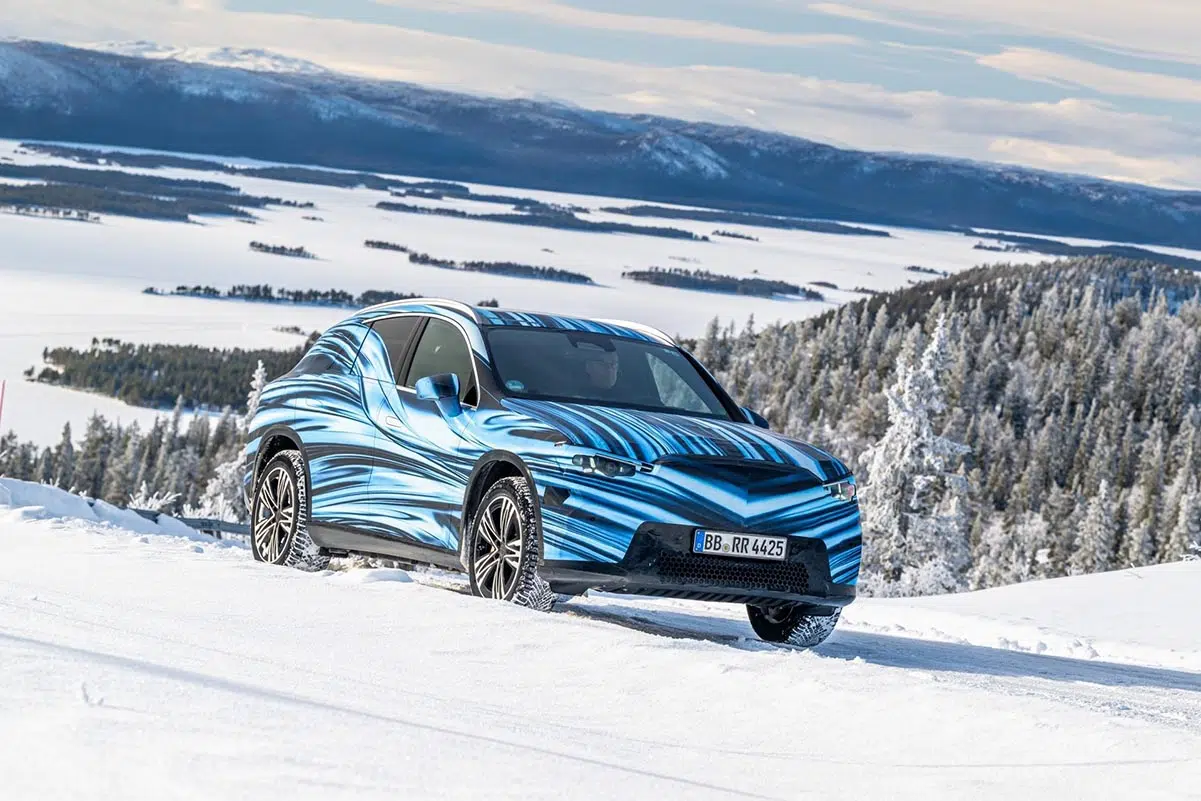 Prototype du GLC électrique 2026 camouflé, face avant dans la neige avec phares à LED visibles
