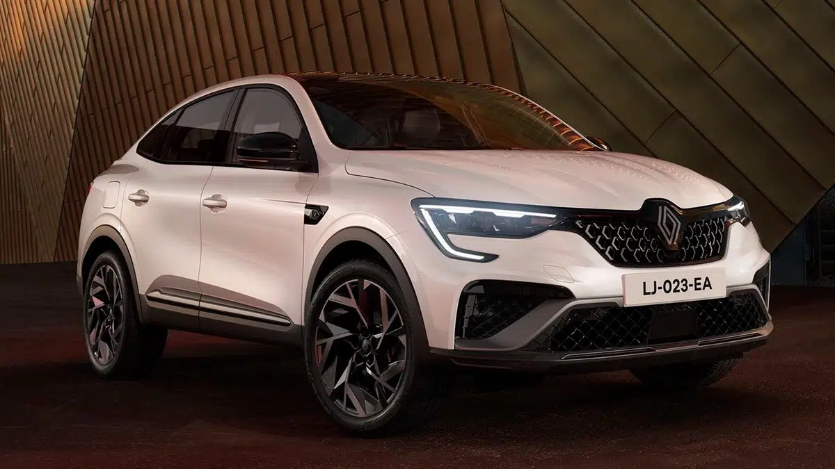Frente del Renault Arkana E-Tech 2023 con parrilla amplia, firma lumínica LED en forma de C y capó esculpido.