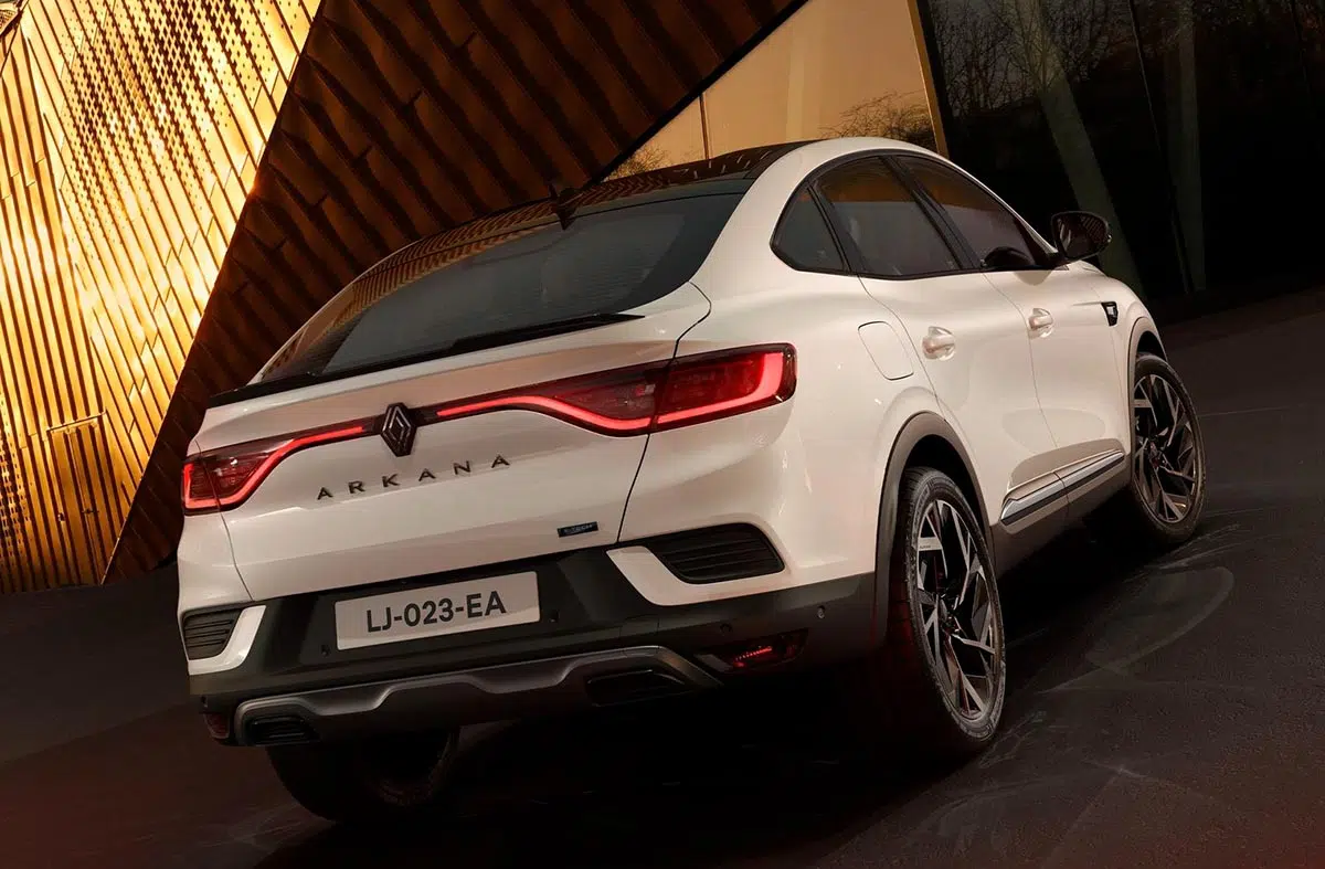 Vista trasera del Renault Arkana 2023 con luces LED en banda, línea de maletero inclinada y difusor deportivo.