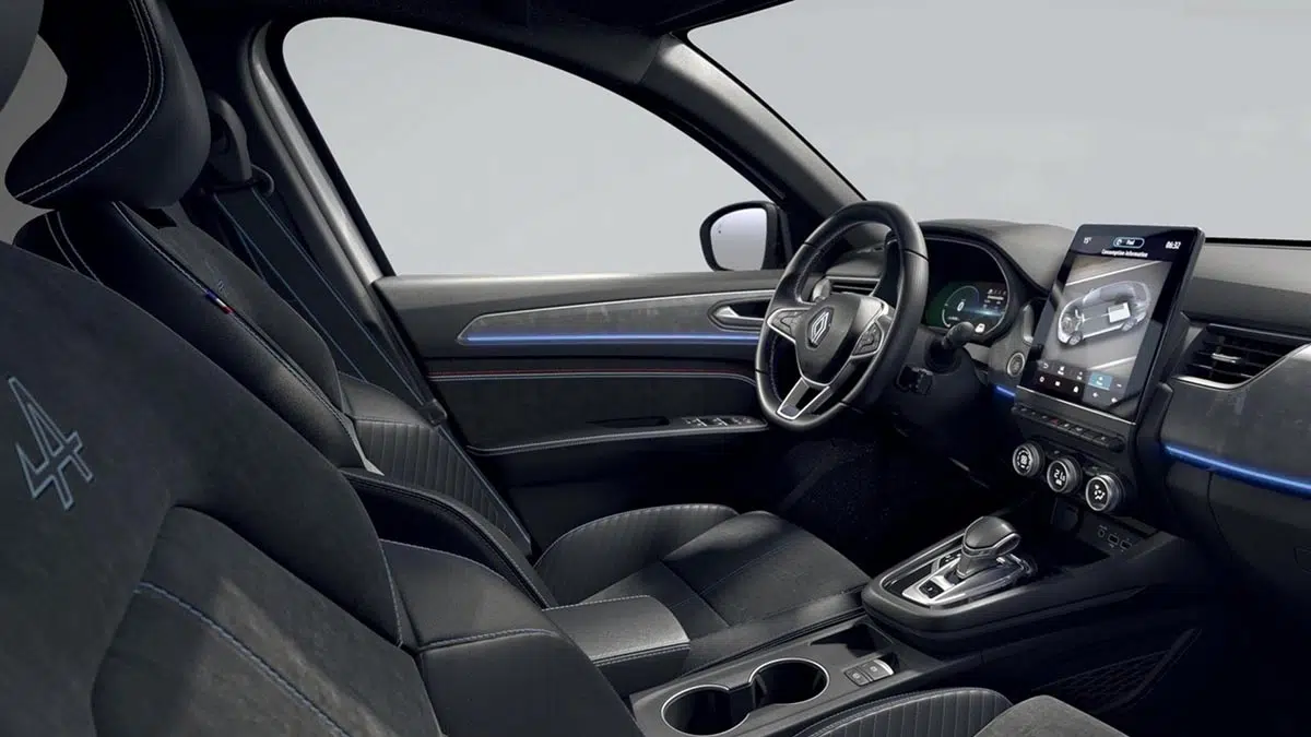 Interior del Renault Arkana 2023, cabina digital con pantalla táctil central y acabados modernos.