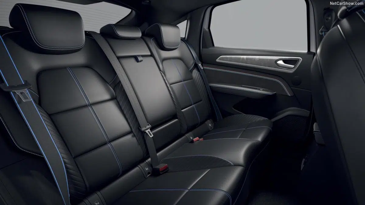 Asiento trasero del Renault Arkana 2023 con confortable espacio para las piernas, tapicería de calidad y un adecuado espacio para la cabeza.