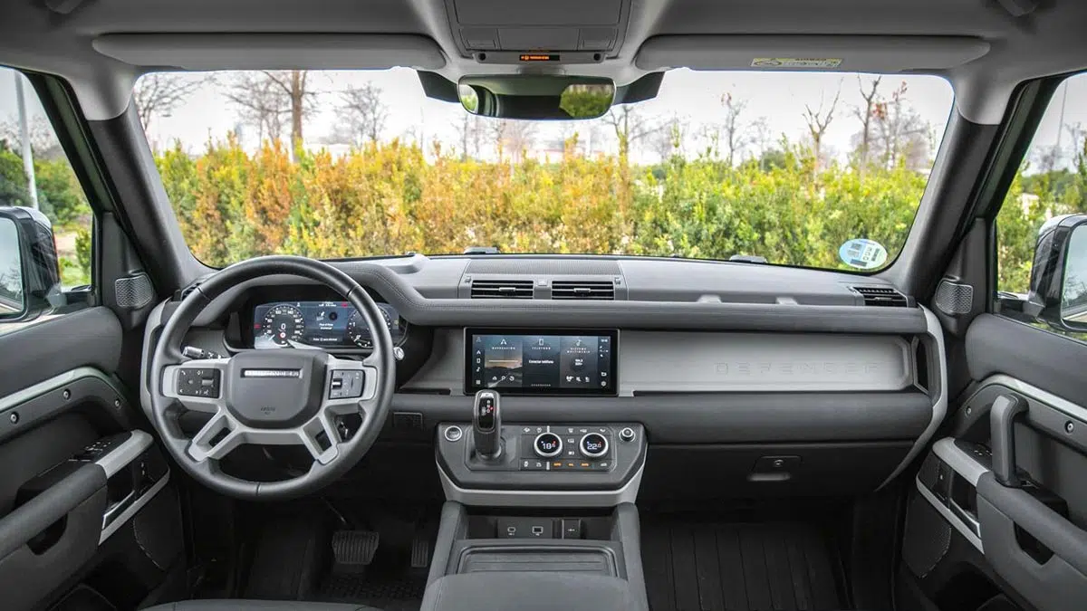 Interior del Defender Sport con tablero minimalista y pantalla central