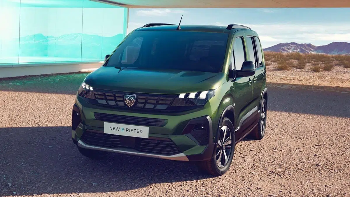 Frontal del Peugeot e-Rifter 2025 con firma luminosa Peugeot y parrilla cerrada