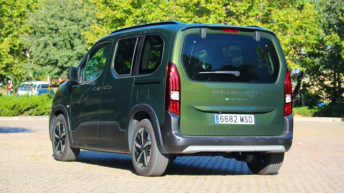 Vista trasera del Peugeot e-Rifter 2025 con portón vertical y luces verticales