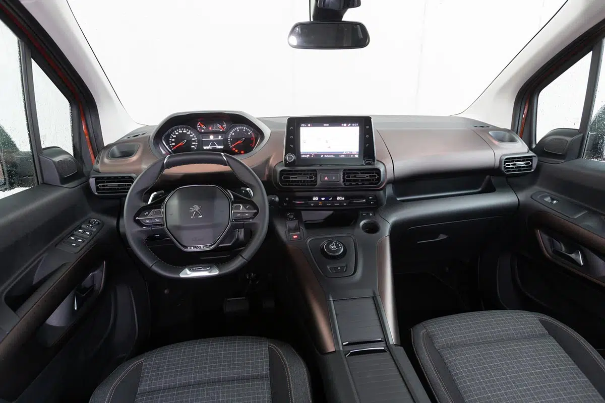 Cabina del Peugeot e-Rifter 2025 con pantalla táctil y i-Cockpit
