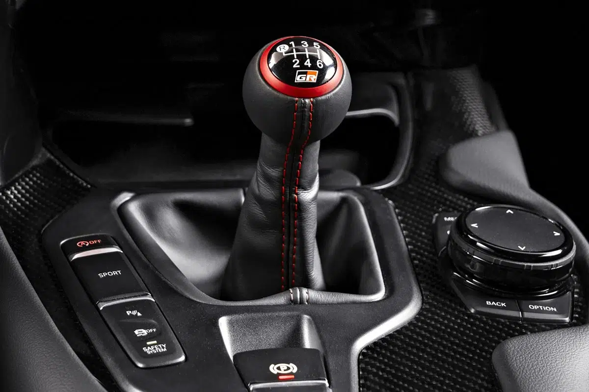 Detalle del pomo de la palanca de cambios manual de aluminio de la Toyota GR Supra 2025 con costuras rojas