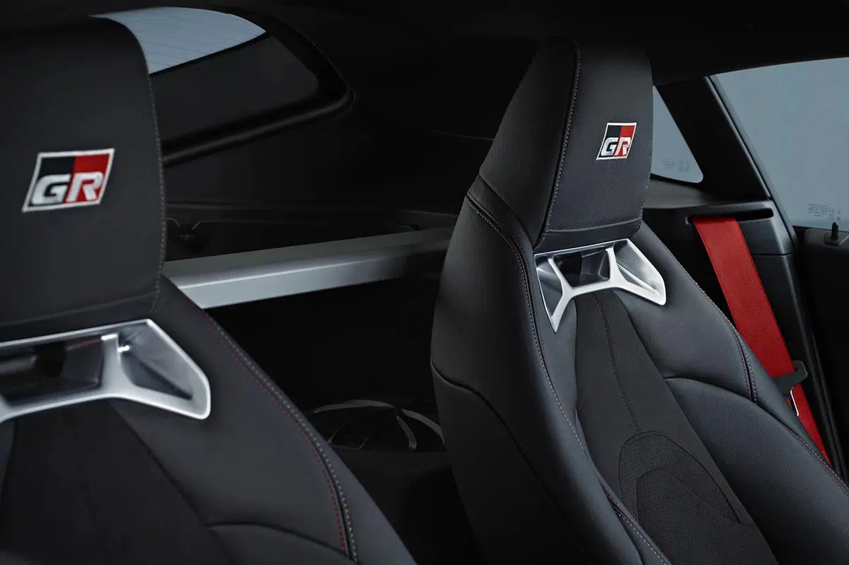 Vista interior que muestra el estricto espacio de dos plazas de la Toyota GR Supra